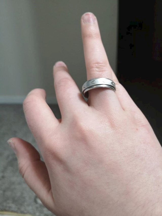 Ovo je prsten koji mi je prije bio mal i nisam ga mogla nositi