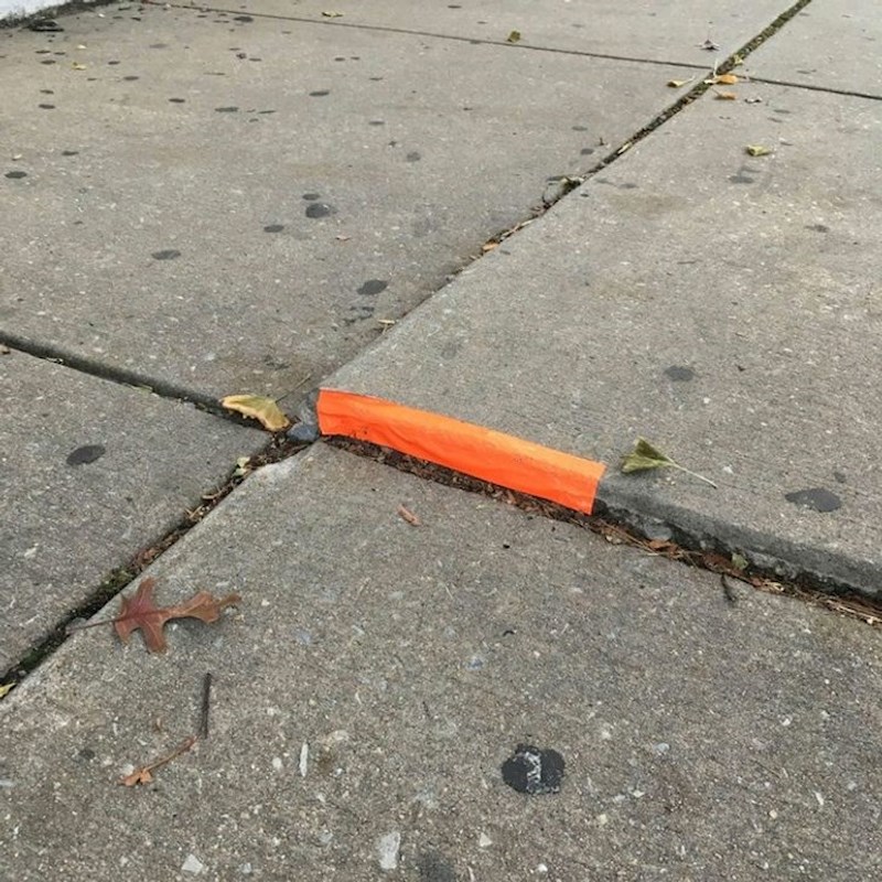 Nepoznati junak je na ovaj načn označio ovu nepravilnost na cesti na koju su se mnogi ljudi spotaknuli