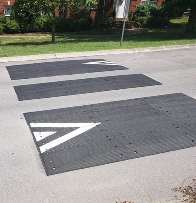 Ležeći policajci ispred moje kuće. Ljudi samo prođu sredinom ceste i zaobiđu ih