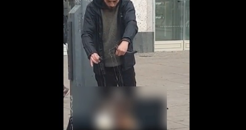 Ono što tip izvodi s rukama je van ovog svijeta, svi su zastali i snimali ga