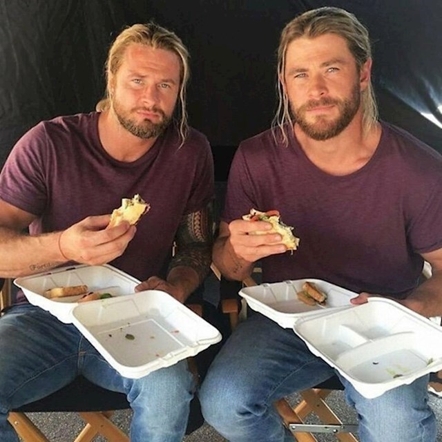 Chris Hemsworth i dvojnik u pauzi na snimanju Thora