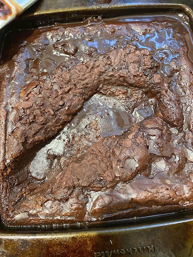 Supruga mi je napravila brownie za rođendan i ostavila ga na stolu, kad sam htio uzeti komad vidio sam otisak dječjeg stopala u njemu