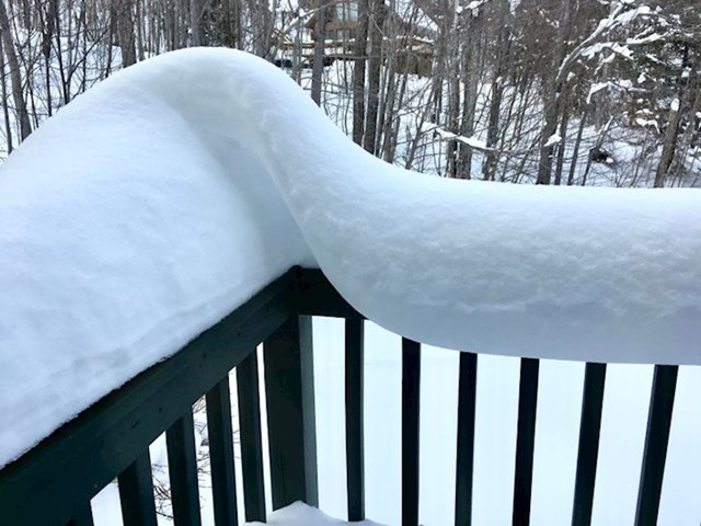 Vjetar koji je napravio snježni val na trijemu