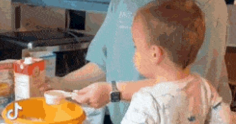 Klinac je odlučio pomoći mami napraviti kolač. Sad je viralna zvijezda