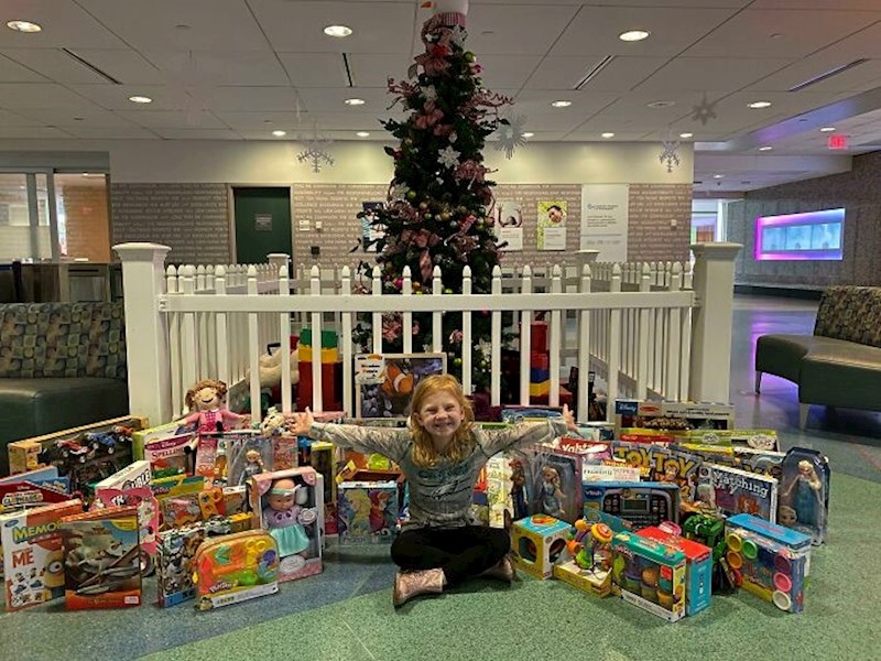 Ova curica je prije tri godine Božić morala provesti u bolnici. Od tada, svake godine prikuplja donacije igračaka za djecu koja ne mogu Božić provesti kod kuće već moraju biti u bolnici