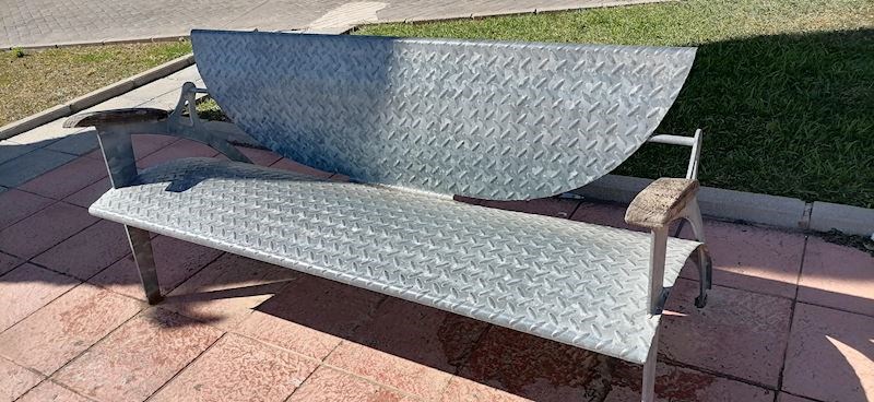 Željezna klupa, dobiješ opekline kad sjedneš