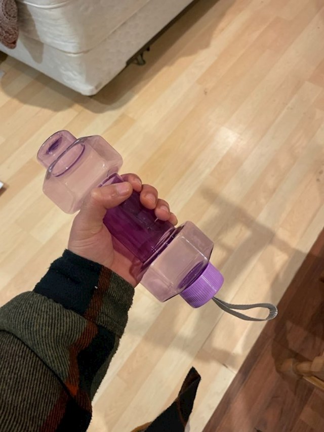 Naručio sam utege iz Kine da mogu vježbati kod kuće i dva mjeseca kasnije je stigla ova boca za vodu