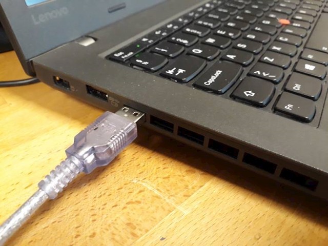 Ventilator na ovom laptopu izgleda kao usb utori pa se svi prevare