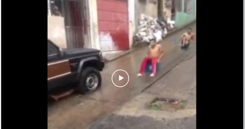 Spuštali su se niz mokru ulicu, jedan od njih nije imao sreće, morate vidjeti što se dogodilo