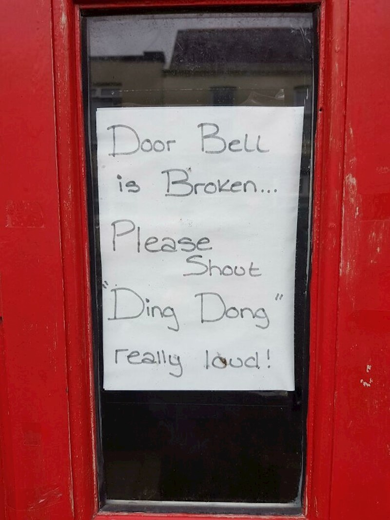 "Zvono je pokvareno, molimo vas vičite DIN DON jako glasno!"