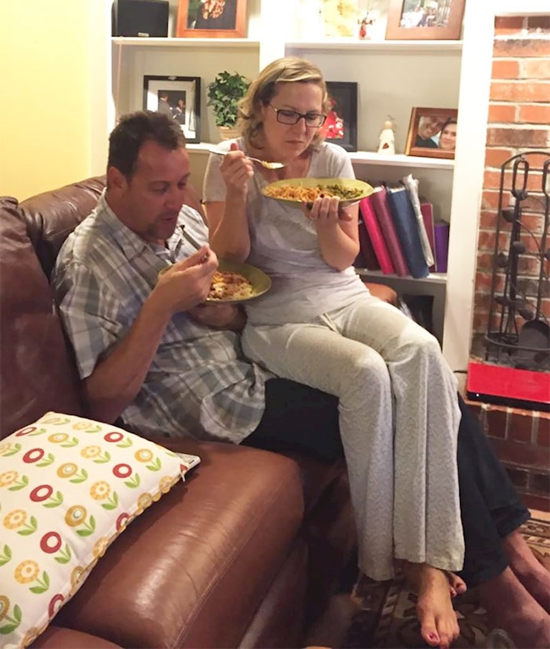 Zatekla sam roditelje u ovoj pozi, nakon 26 godina još su zaljubljeni