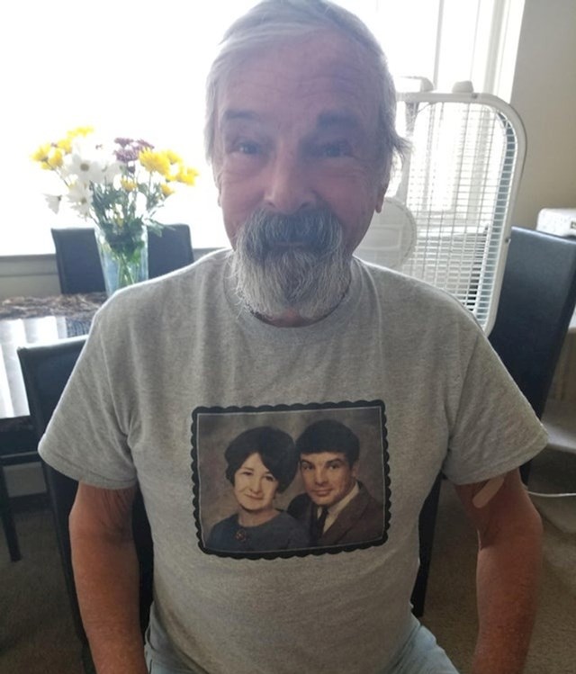 “Moj djed u majici s fotkom njega i moje bake iz 1969.”