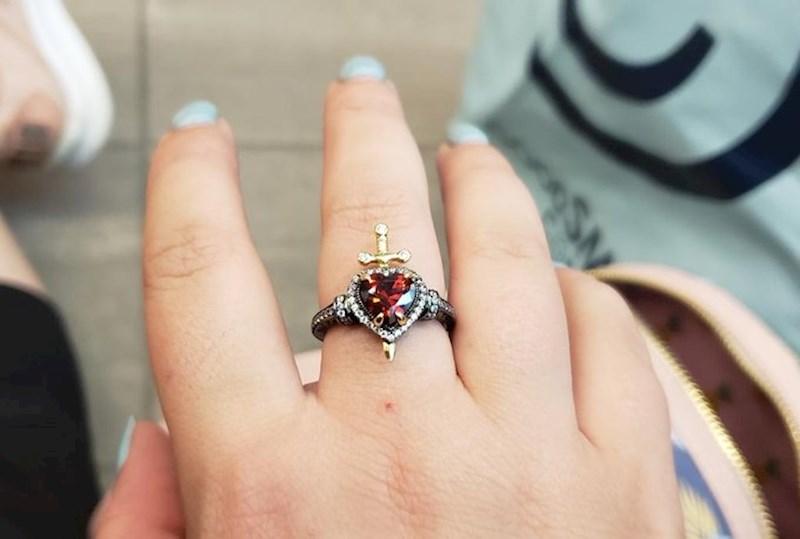 Prsten koji te ubode svaki put kad ispraviš ruku