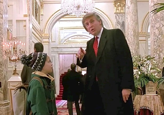 Donald Trump imao je ulogu u Sam u kući 2 jer je tada bio vlasnik hotela u kojem su željeli snimati, a dozvolu su dobili samo uz uvjet da i Trump bude u filmu
