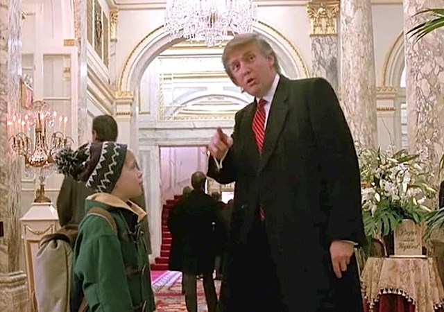 Donald Trump imao je ulogu u Sam u kući 2 jer je tada bio vlasnik hotela u kojem su željeli snimati, a dozvolu su dobili samo uz uvjet da i Trump bude u filmu