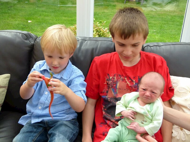 Ovaj dječak izgleda kao da se već svega nagledao u svom malom životu