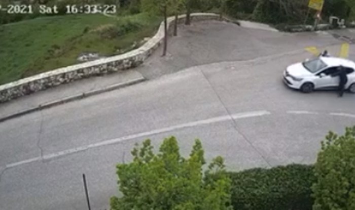 Širi se viralan video iz BiH: Pokušali su gurati auto po nizbrdici, pogledajte kako je završilo