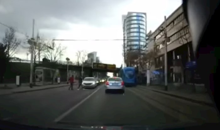 Hit snimka iz Zagreba: Prelazio je cestu na štakama, pogledajte što se onda dogodilo