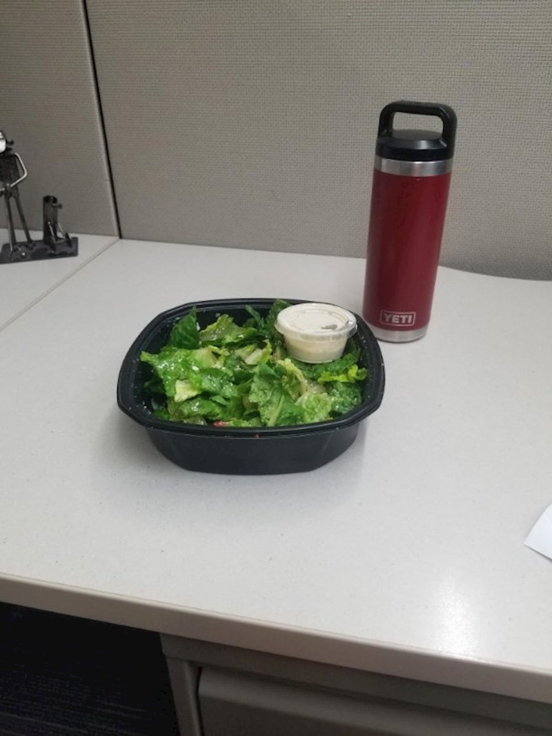 15. Zaboravila je ponijeti pribor za jelo na posao