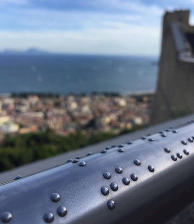 Ovaj vidikovac u Napulju ima rukohvat na kojem je Brailleovim pismom opisan pogled