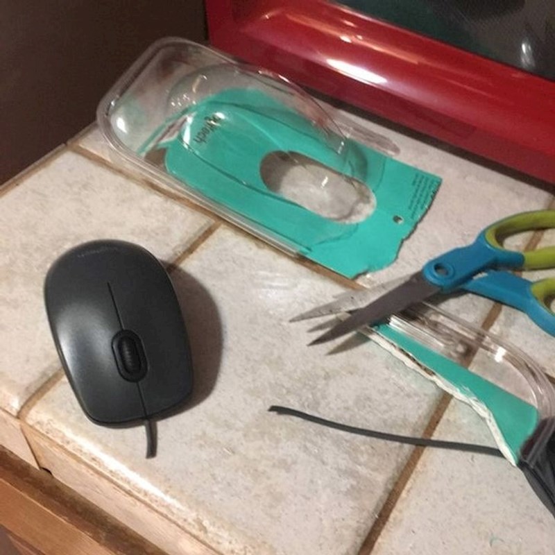 Nitko nikad nije uspio otvoriti ovakva pakiranja bez škara, ali ovaj nije imao sreće