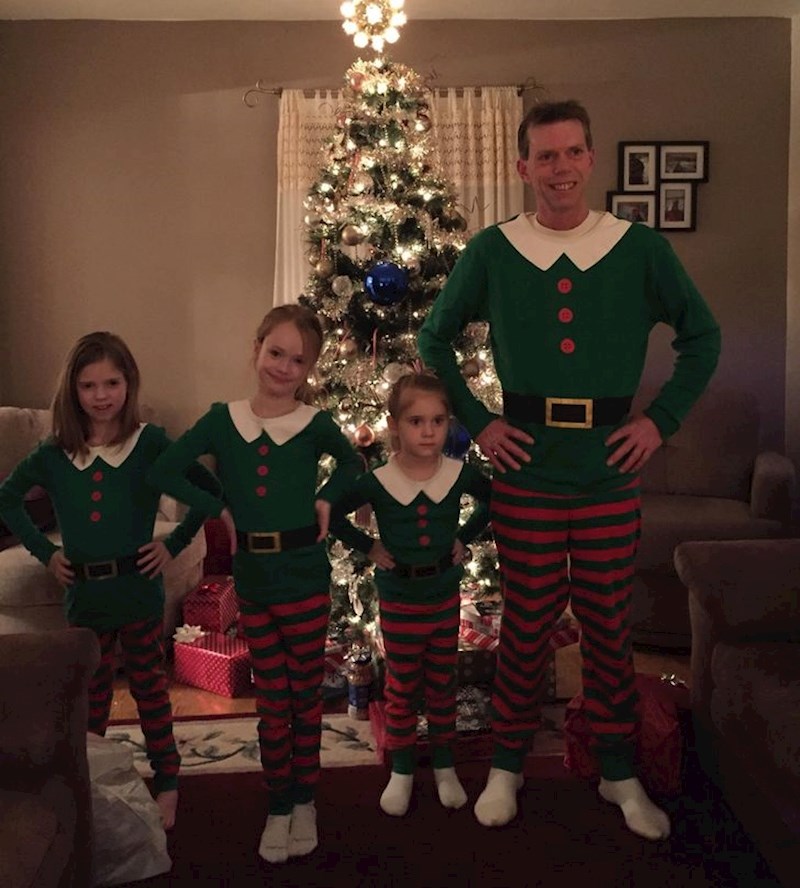 Punica je svoj djeci poklonila odijelo vilenjaka za Božić, nije ni mene zaboravila, ne znam što da mislim o tome