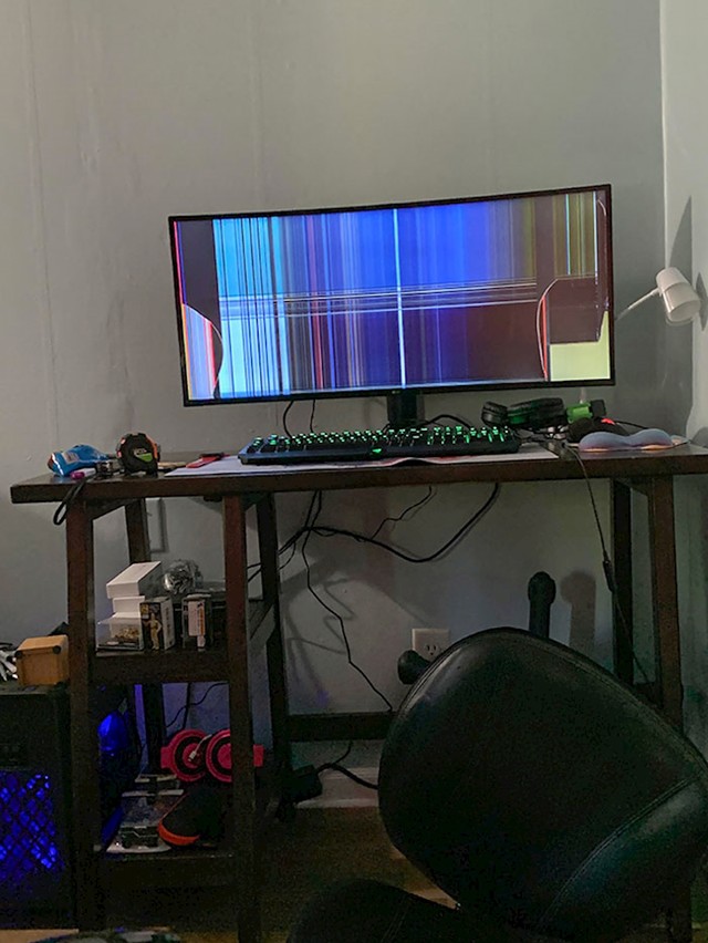 Postavio sam novi monitor, stolica se izmaknula ispod mene, udario sam u stol i srušio monitor koji se razbio