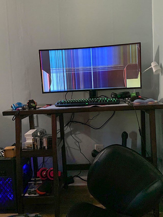 Postavio sam novi monitor, stolica se izmaknula ispod mene, udario sam u stol i srušio monitor koji se razbio