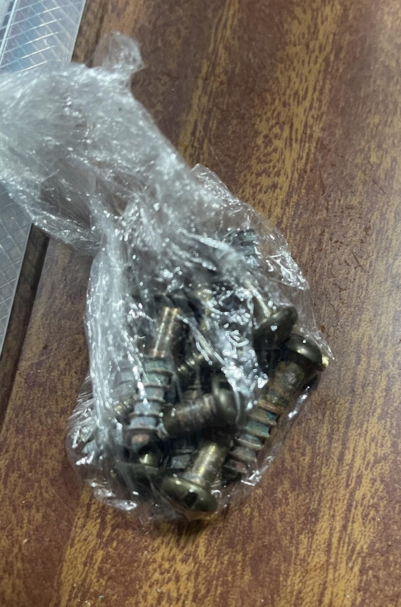 Kako ne biste izgubili vijke od određenog namještaja, stavite ih u prozirnu vrećicu i zalijepite unutar namještaja gdje se ne vidi