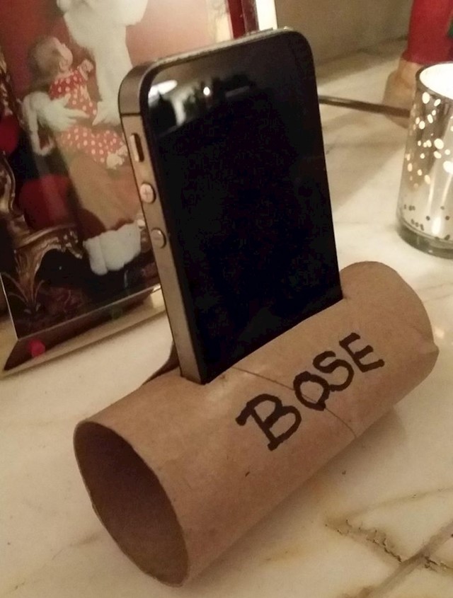 Moja punica je postala maher na YouTubeu pa stalno gleda DIY videa.. Tako je naučila kako napraviti zvučnik od toaletnog papira i eto mog rođendanskog poklona