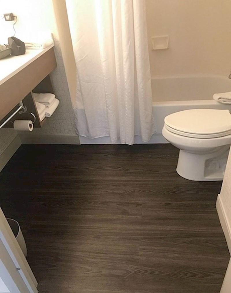 Primijetite udaljenost WC školjke i toaletnog