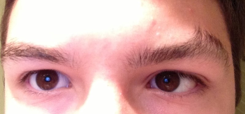 Jedna obrva mi raste prema gore. Mama kaže da je to prva stvar koju je primjetila na meni kad sam se rodio.