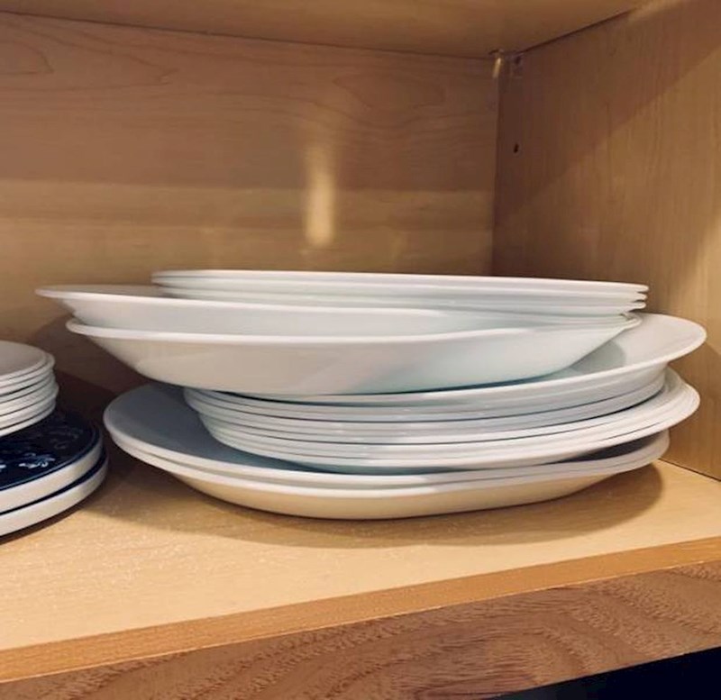 Muž ovako slaže tanjure