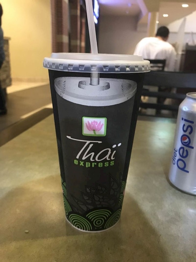 Poklopac izgleda kao da lebdi iznad čaše