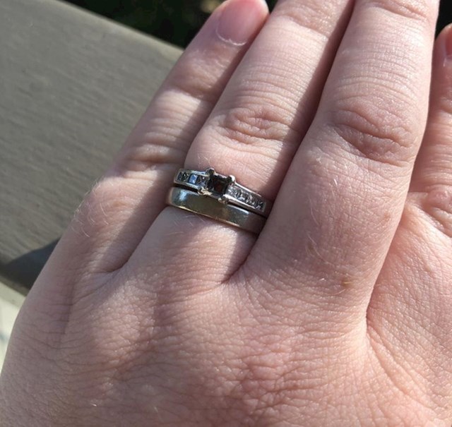 "Dijamant iz mog prstena danas je ispao. Došao je s 10-godišnjom garancijom na izradu. Jučer je bila naša deseta godišnjica braka.”