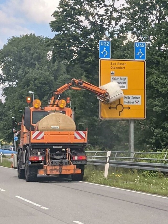 Stroj za čišćenje prometnih znakova