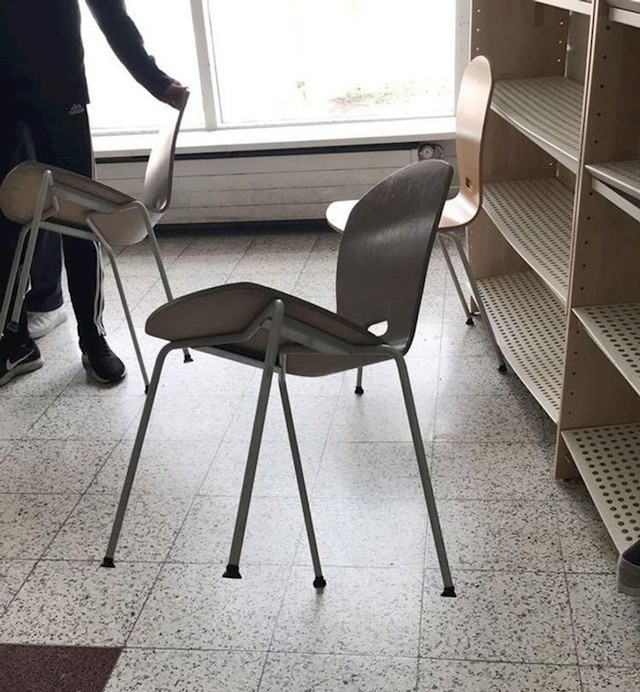 Uspio je izbalansirati da stolica ovako ostane, a na kraju izgleda kao da ju je photoshopirao