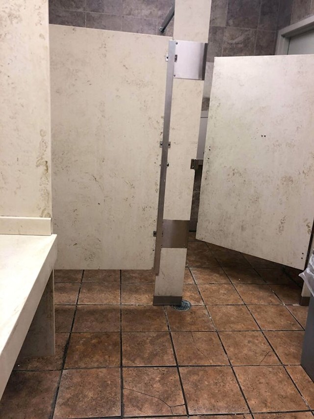 Kad sam ušao u ovaj WC prevrnuo mi se želudac koliko je prljavo i zapušteno dok nisam malo bolje pogledao i vidio da je dizajnirano da tako izgleda