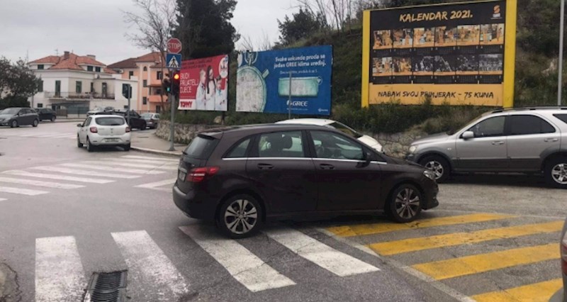 Fascinantna slika iz Splita: Možete li pobrojati koliko prekršaja je napravio?