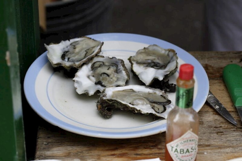 7. Pitaj odakle su kamenice, ako ne znaju, bolje da ne jedeš tu. To vrijedi i za ostalu morsku hranu