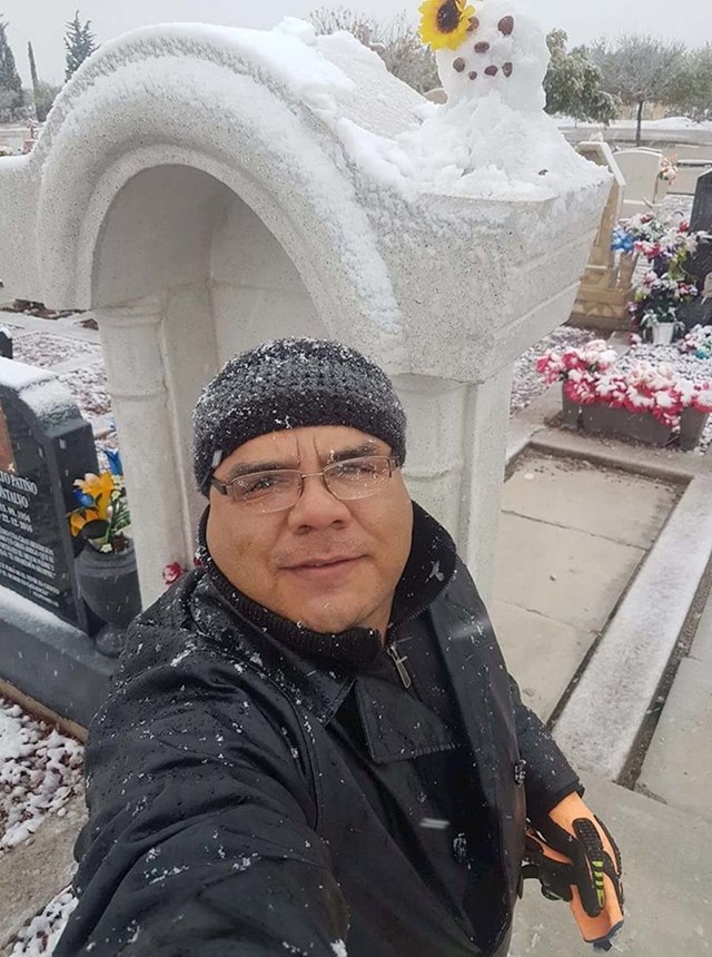 Nakon 20 godina je pao snijeg u Meksiku pa je ovaj čovjek na grobu svoje majke napravio snjegovića baš kako joj je davno i obećao da će jednom zajedno raditi snjegovića