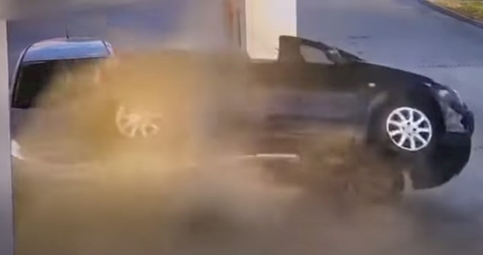 Nevjerojatna snimka iz Koprivnice: Kabrioletom se zabio u benzinsku i napravio kaos