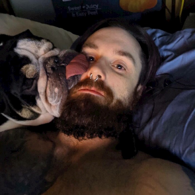 Inzistira da ovako spavamo (na psa mislim)