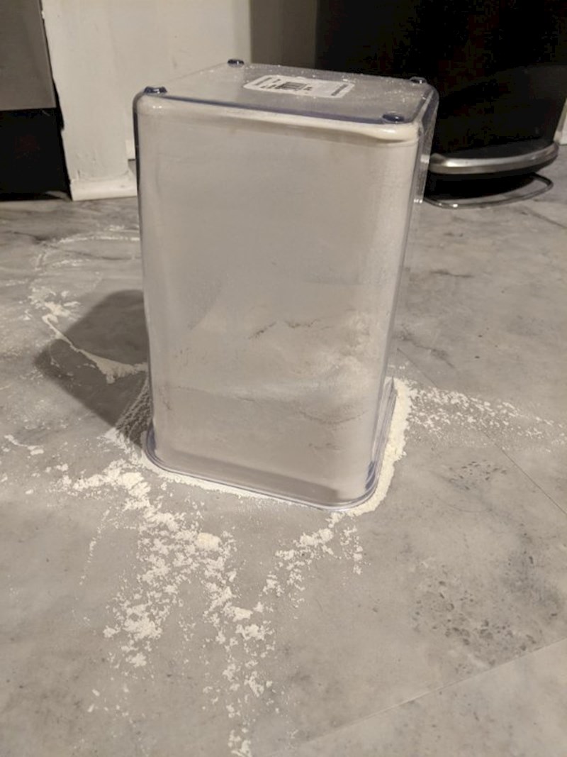 Ispao mije spremink sbrašnom na pod i ovako se dočekao