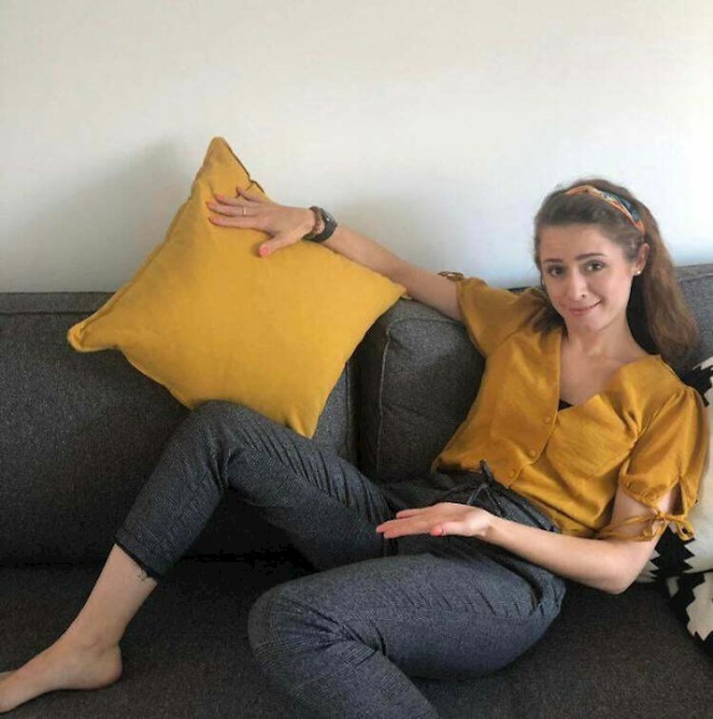 Došla je kod dečka odjevena identično kao njegov kauč