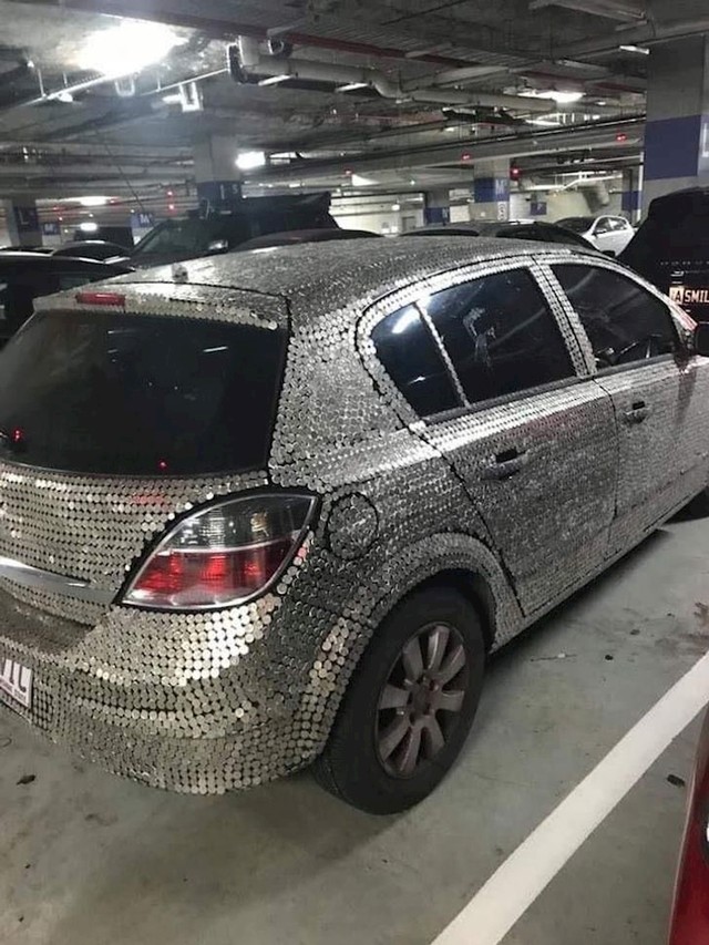 Čitaj je oblijepljen kovanicama od 5 centi