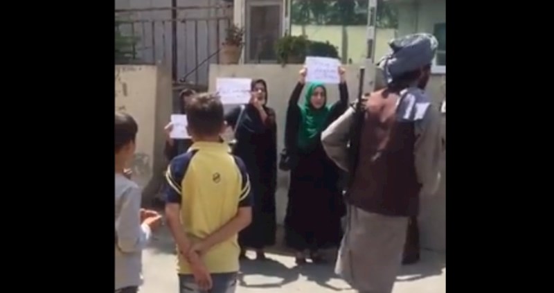 VIDEO Nevjerojatna hrabrost: 4 žene izašle su ispred naoružanih talibana i prosvjedovale!