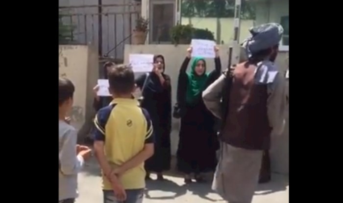 VIDEO Nevjerojatna hrabrost: 4 žene izašle su ispred naoružanih talibana i prosvjedovale!