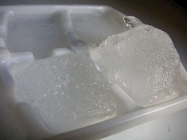 12. Razmislite želite li led u svojem piću jer je ledomat često zanemaren kod čišćenja
