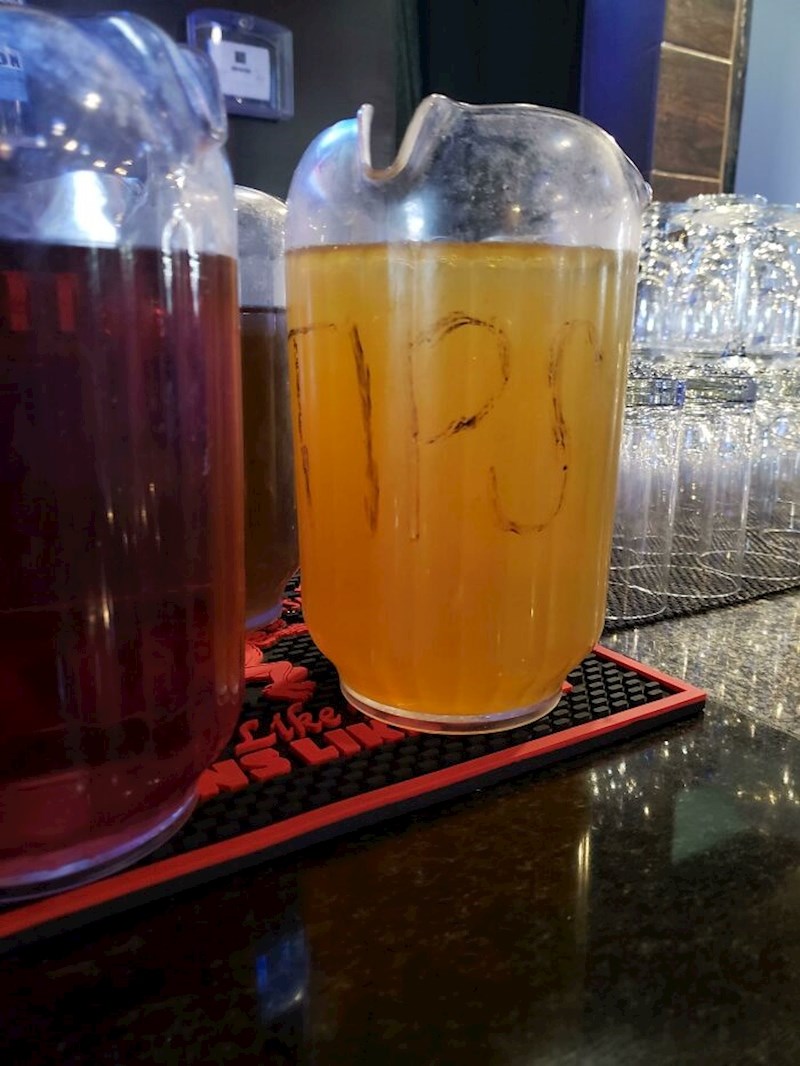 Sok poslužuju u posudi za napojnice